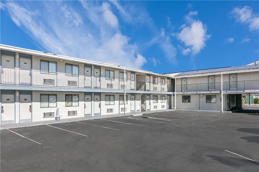Super 8 By Wyndham Bishop Motel Exterior photo