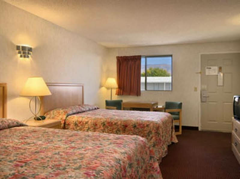 Super 8 By Wyndham Bishop Motel Exterior photo